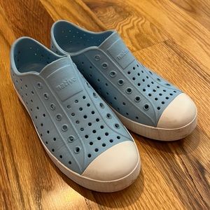 Native powder blue shoes, size J3.